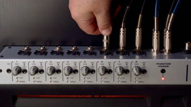 Ses ekipmanı. Ses mühendisi bir gösteride ses karıştırma panelinde çalışıyor. profesyonel müzik ekipmanları