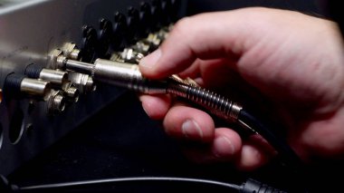 Ses ekipmanı. Ses mühendisi bir gösteride ses karıştırma panelinde çalışıyor. profesyonel müzik ekipmanları