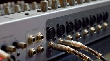Ses ekipmanı. Ses mühendisi bir gösteride ses karıştırma panelinde çalışıyor. profesyonel müzik ekipmanları