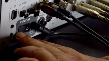 Ses ekipmanı. Ses mühendisi bir gösteride ses karıştırma panelinde çalışıyor. profesyonel müzik ekipmanları