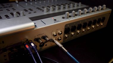 Ses ekipmanı. Ses mühendisi bir gösteride ses karıştırma panelinde çalışıyor. profesyonel müzik ekipmanları