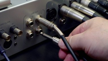 Ses ekipmanı. Ses mühendisi bir gösteride ses karıştırma panelinde çalışıyor. profesyonel müzik ekipmanları