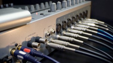 Ses ekipmanı. Ses mühendisi bir gösteride ses karıştırma panelinde çalışıyor. profesyonel müzik ekipmanları