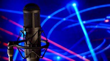 Stüdyoda mikrofon. Müzik sahnesi. stüdyo ses ekipmanı