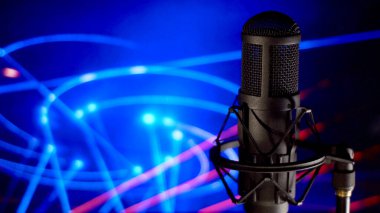 Stüdyoda mikrofon. Müzik sahnesi. stüdyo ses ekipmanı