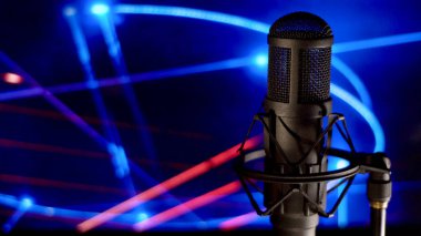 Stüdyoda mikrofon. Müzik sahnesi. stüdyo ses ekipmanı