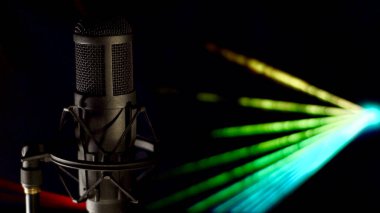 Stüdyoda mikrofon. Müzik sahnesi. stüdyo ses ekipmanı