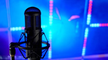 Stüdyoda mikrofon. Müzik sahnesi. stüdyo ses ekipmanı