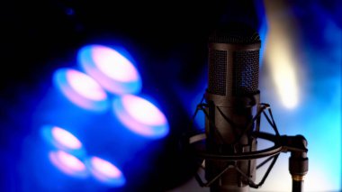 Stüdyoda mikrofon. Müzik sahnesi. stüdyo ses ekipmanı