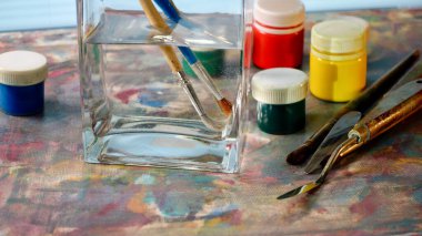 Sanat fırçaları ve boyalar. Sanat eseri. renk arkaplanı