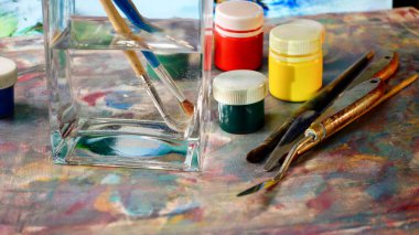 Sanat fırçaları ve boyalar. Sanat eseri. renk arkaplanı