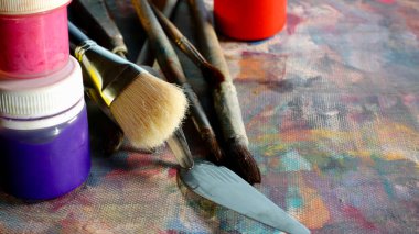 Sanat fırçaları ve boyalar. Sanat eseri. renk arkaplanı