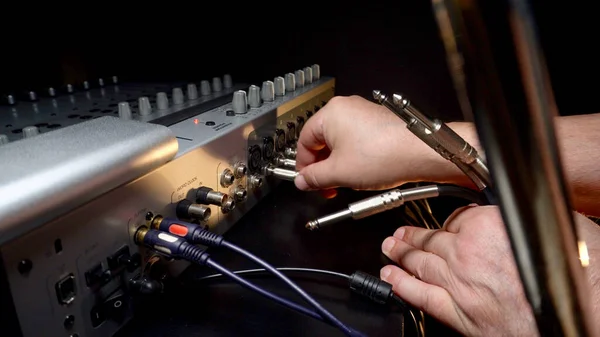 音響設備だ サウンドエンジニアは ショーのサウンドミキシングパネルで動作します プロの音楽機器 — ストック写真