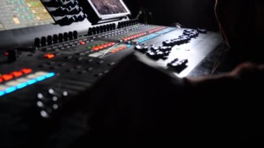 Ses ekipmanı. Ses mühendisi bir gösteride ses karıştırma panelinde çalışıyor. profesyonel müzik ekipmanları