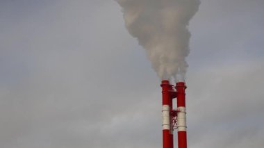 Elektrik santrali. Elektrik Güç İstasyonları Ekipmanı. Borudan Beyaz Duman