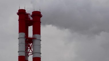 Elektrik santrali. Elektrik Güç İstasyonları Ekipmanı. Borudan Beyaz Duman