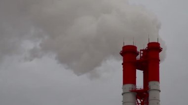 Elektrik santrali. Elektrik Güç İstasyonları Ekipmanı. Borudan Beyaz Duman