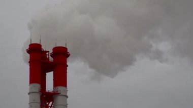 Elektrik santrali. Elektrik Güç İstasyonları Ekipmanı. Borudan Beyaz Duman