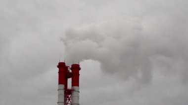 Elektrik santrali. Elektrik Güç İstasyonları Ekipmanı. Borudan Beyaz Duman