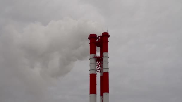 Kraftwerk Ausrüstung Von Elektrizitätswerken Weißer Rauch Aus Einer Pfeife — Stockvideo