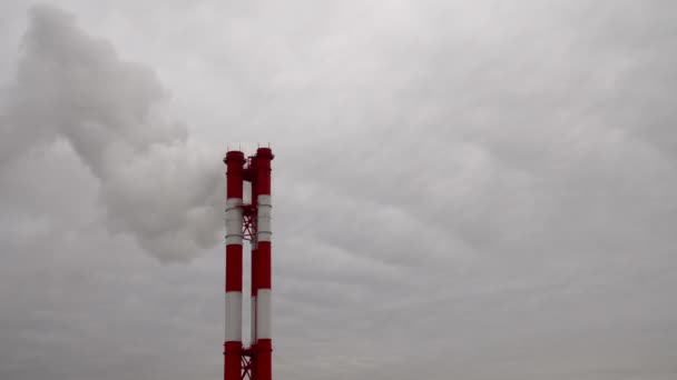 Kraftwerk Ausrüstung Von Elektrizitätswerken Weißer Rauch Aus Einer Pfeife — Stockvideo