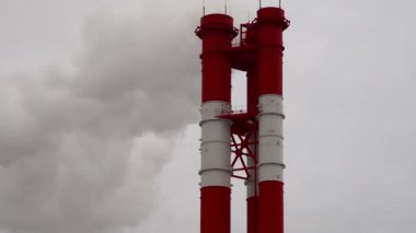 Elektrik santrali. Elektrik Güç İstasyonları Ekipmanı. Borudan Beyaz Duman