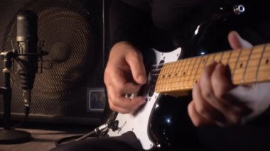 Stüdyoda elektro gitar çalan müzisyen. Gitarist.