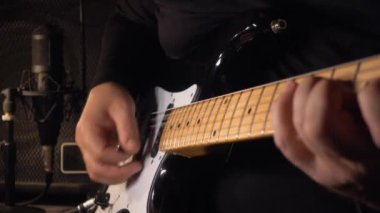 Stüdyoda elektro gitar çalan müzisyen. Gitarist.