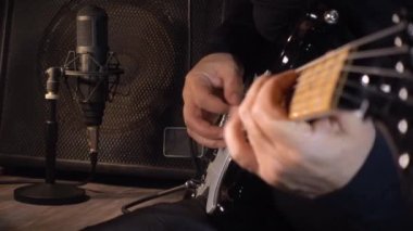 Stüdyoda elektro gitar çalan müzisyen. Gitarist.