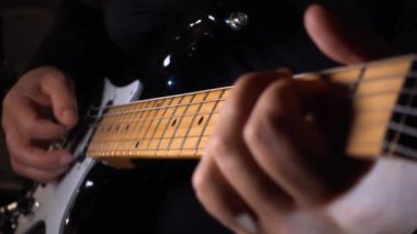 Stüdyoda elektro gitar çalan müzisyen. Gitarist.