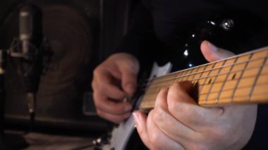 Stüdyoda elektro gitar çalan müzisyen. Gitarist.