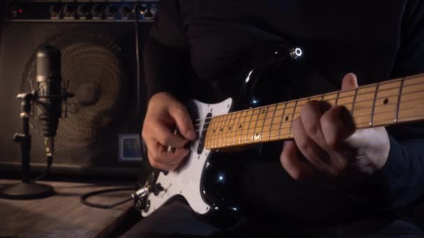 음악가 스튜디오에서 기타를 연주하고 있습니다 연주자 — 비디오