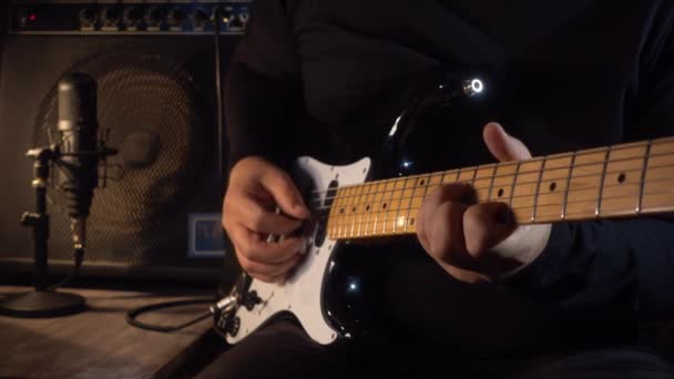 Zenész Elektromos Gitározik Stúdióban Gitáros — Stock videók