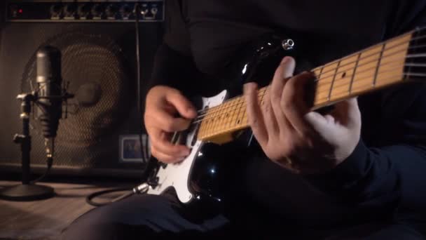 Músico Tocando Guitarra Eléctrica Estudio Guitarrista — Vídeo de stock