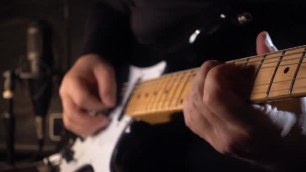 Музыкант Играет Электрогитаре Студии Гитарист — стоковое видео