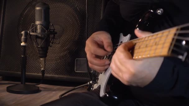 Músico Tocando Guitarra Eléctrica Estudio Guitarrista — Vídeo de stock