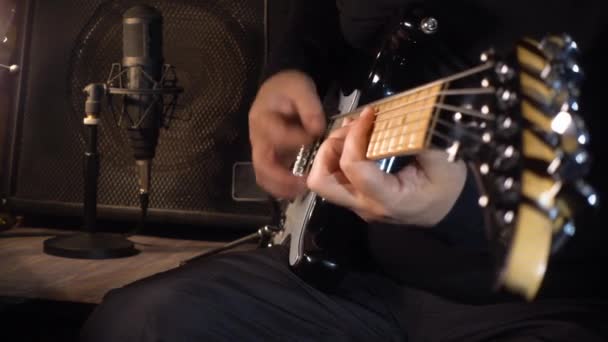 Músico Tocando Guitarra Elétrica Estúdio Guitarrista — Vídeo de Stock