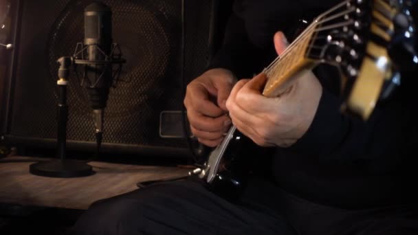 Músico Tocando Guitarra Eléctrica Estudio Guitarrista — Vídeo de stock