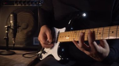 Stüdyoda elektro gitar çalan müzisyen. Gitarist.