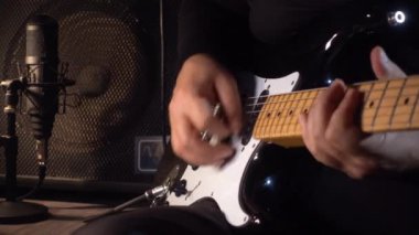 Stüdyoda elektro gitar çalan müzisyen. Gitarist.