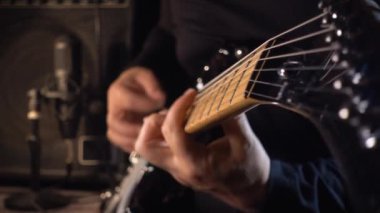 Stüdyoda elektro gitar çalan müzisyen. Gitarist.
