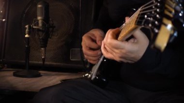 Stüdyoda elektro gitar çalan müzisyen. Gitarist.