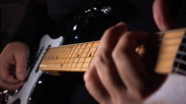 Stüdyoda elektro gitar çalan müzisyen. Gitarist.