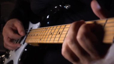 Stüdyoda elektro gitar çalan müzisyen. Gitarist.