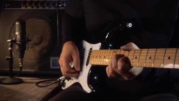 Músico Tocando Guitarra Elétrica Estúdio Guitarrista — Vídeo de Stock