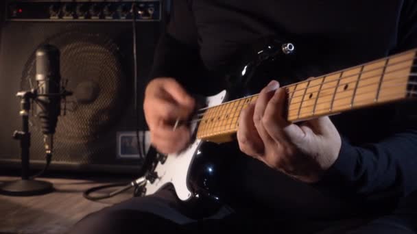 Музикант Грає Електрогітарі Студії Гітарист — стокове відео