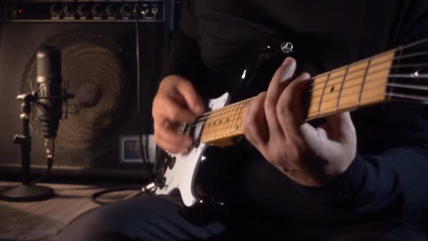 Μουσικός Που Παίζει Ηλεκτρική Κιθάρα Στο Στούντιο Κιθαρίστας — Αρχείο Βίντεο