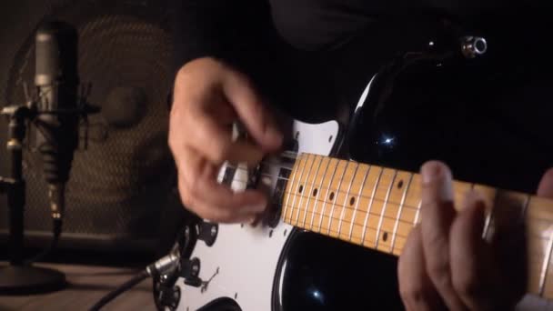 Músico Tocando Guitarra Eléctrica Estudio Guitarrista — Vídeo de stock