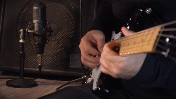 Músico Tocando Guitarra Eléctrica Estudio Guitarrista — Vídeo de stock