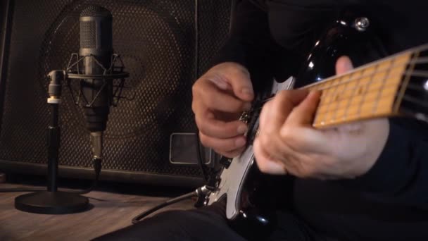 Hudebník Hrající Elektrickou Kytaru Studiu Kytarista — Stock video